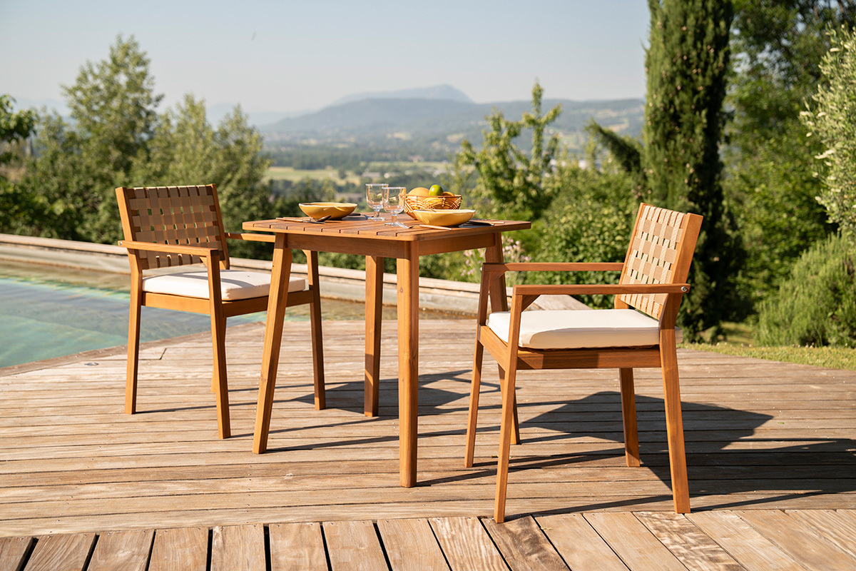 Chaises de jardin empilables en bois massif avec coussin blanc et sangles beiges (lot de 2) SANTANA