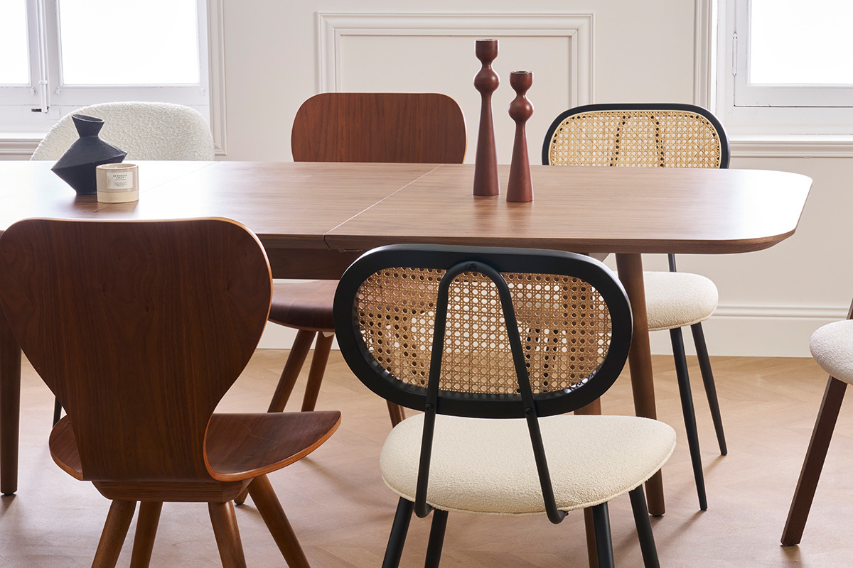 Chaises SWANN en tissu blanc et rotin autour d'une table en bois.