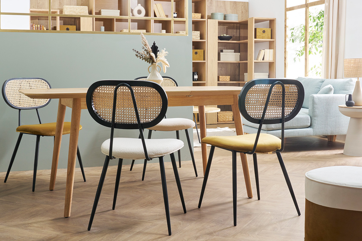Chaises SWANN en tissu et rotin autour d'une table en bois clair dans un int�rieur moderne.