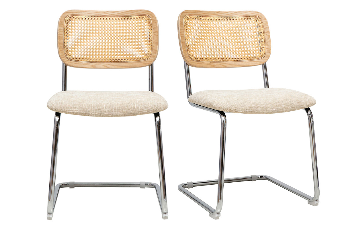 Deux chaises design avec assise beige, dossier en rotin et pieds en m�tal chrom�, vue de face.