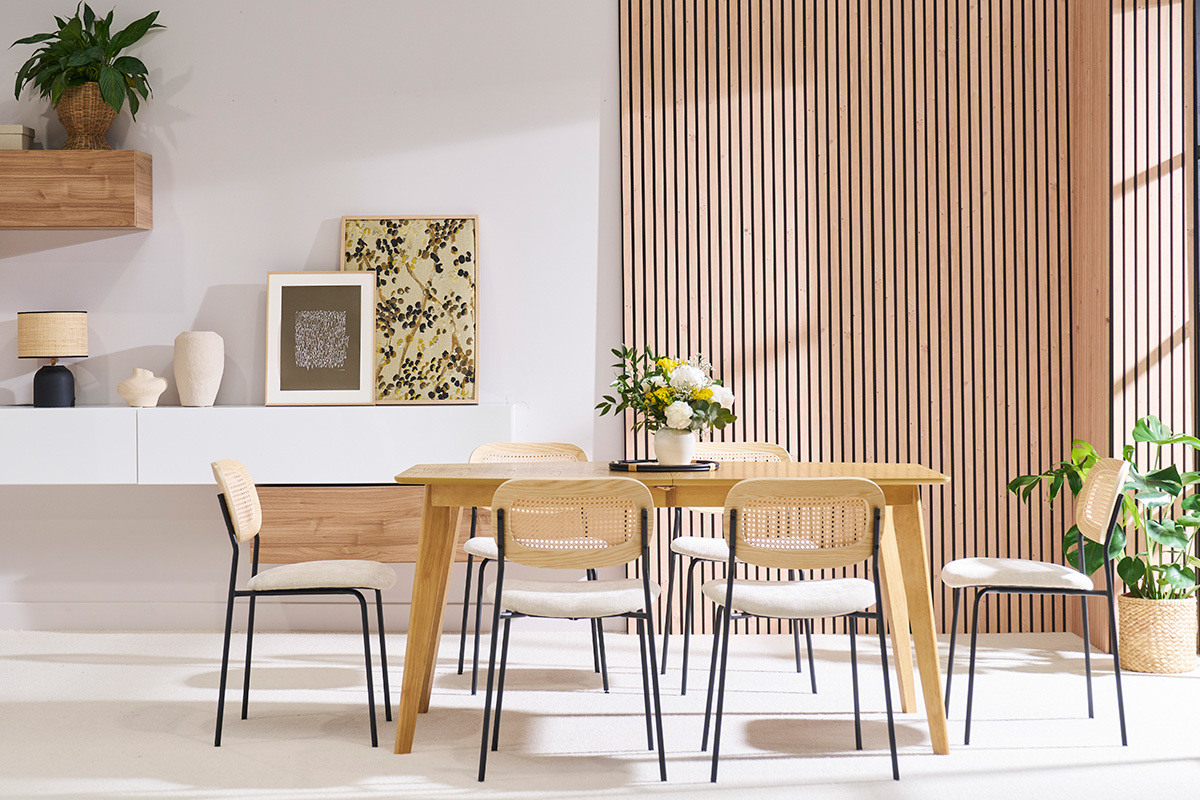 Table � manger avec chaises MIRANDA effet velours beige et dossier en cannage rotin.