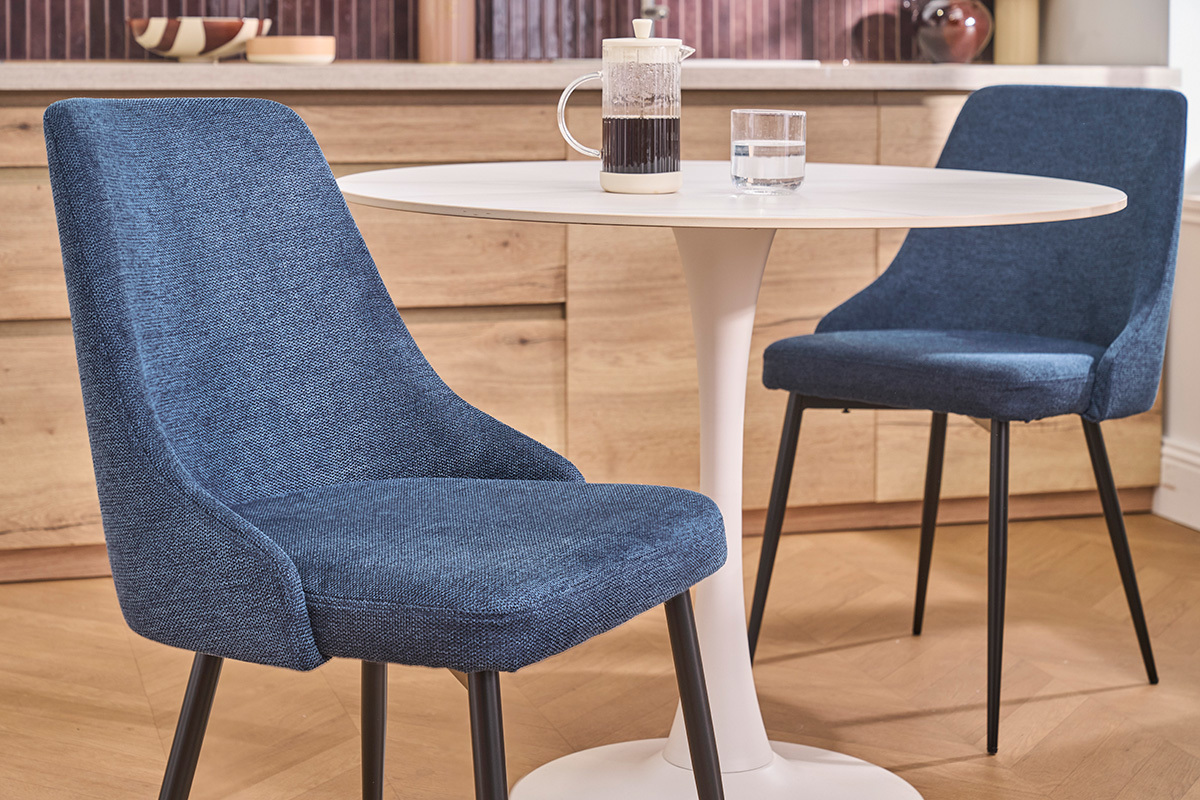 Chaises design en tissu effet velours textur� bleu fonc� et m�tal noir (lot de 2) CULT