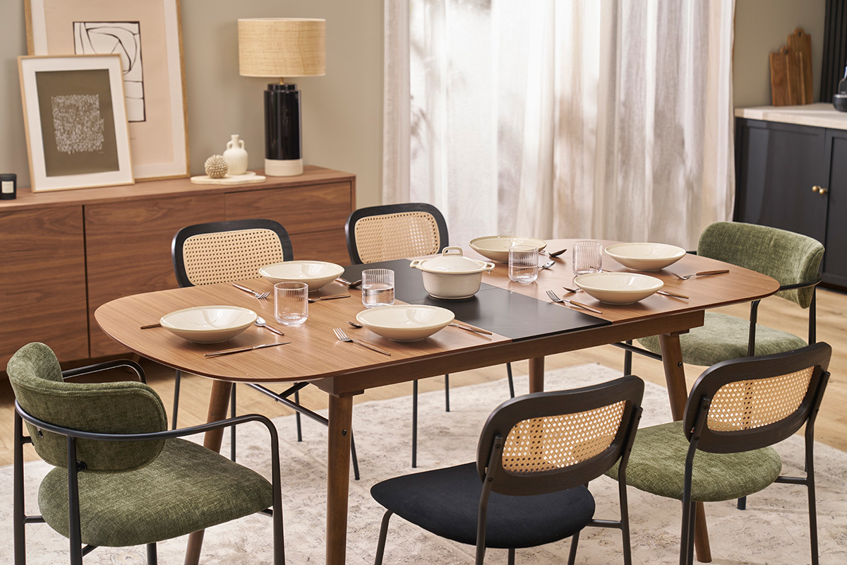 Chaises MIRANDA vert kaki et cannage rotin autour d'une table de salle  manger.