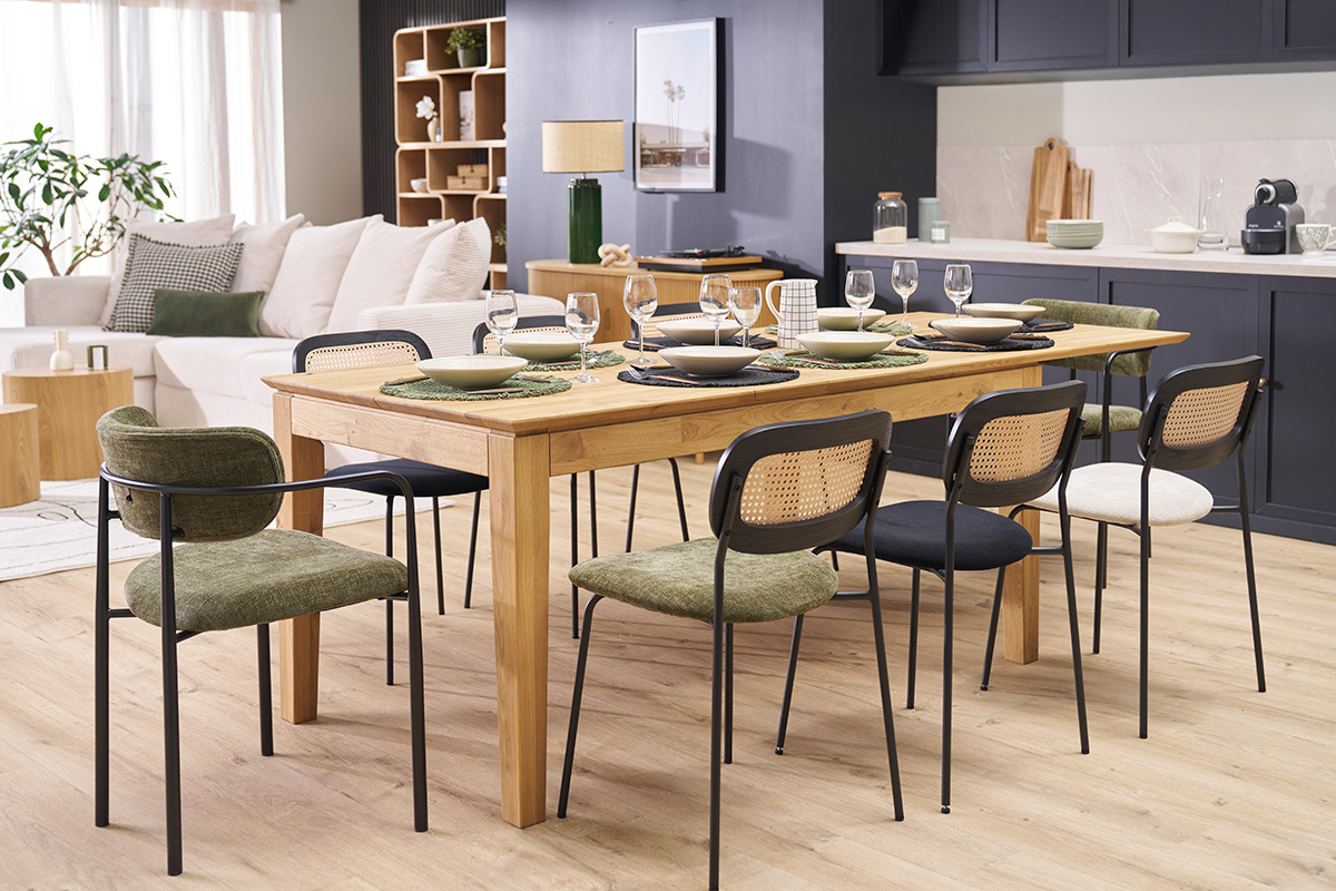 Chaises vert kaki en tissu et rotin autour d'une table en bois dans une salle  manger moderne.