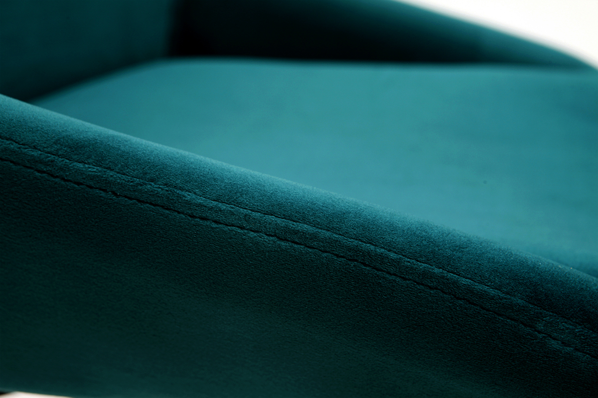 Gros plan sur le tissu velours bleu ptrole de la chaise HOLO.