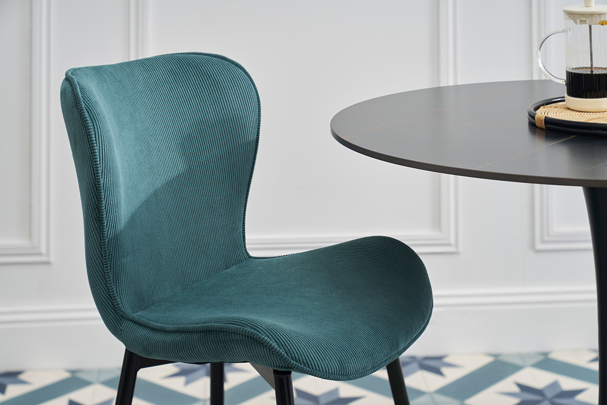 Chaise design en velours ctel bleu canard avec pieds en mtal noir, vue de profil.