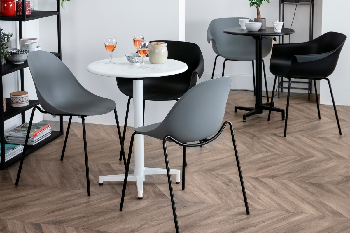 Chaises empilables design grises pieds m�tal (lot de 2) CONCHA