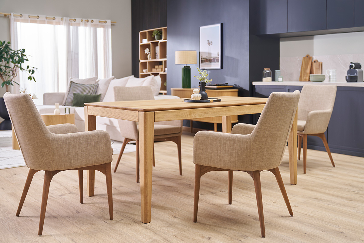 Chaises en tissu beige et bois fonc autour d'une table dans un salon moderne.