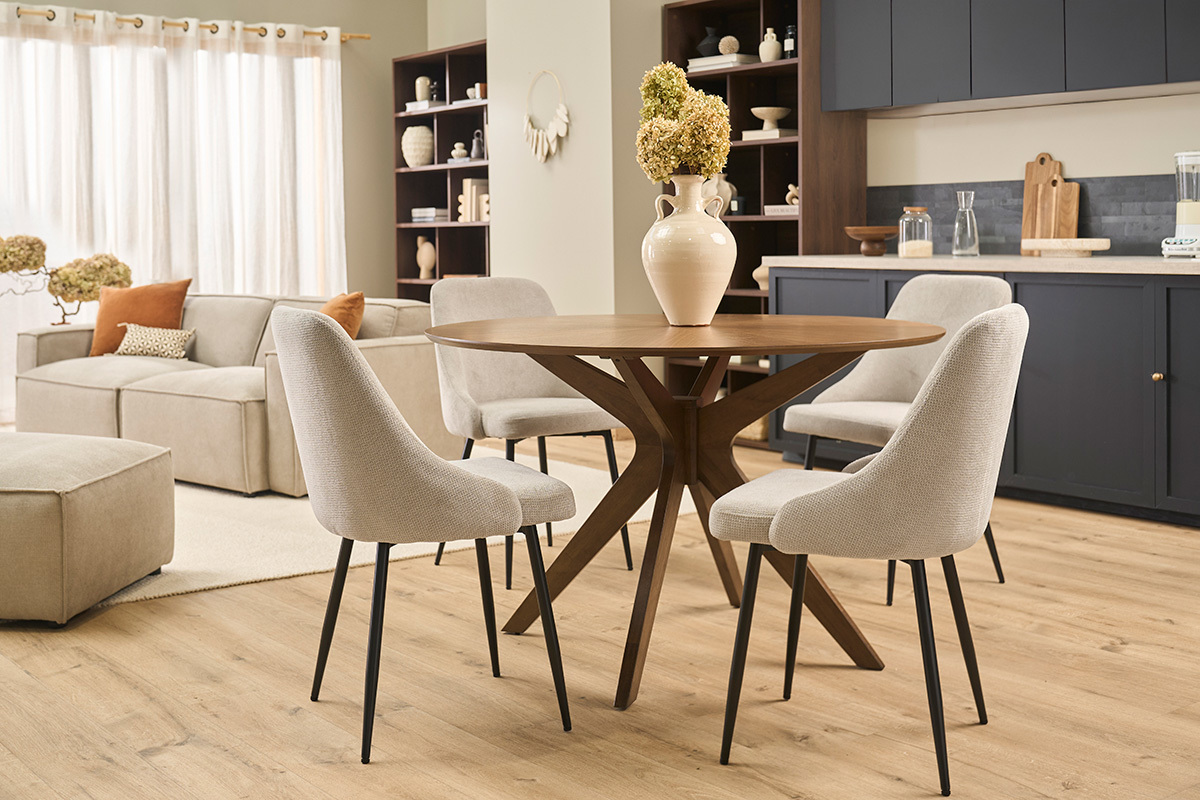 Chaises HASTA en tissu beige et m�tal noir autour d'une table en bois dans un salon lumineux.