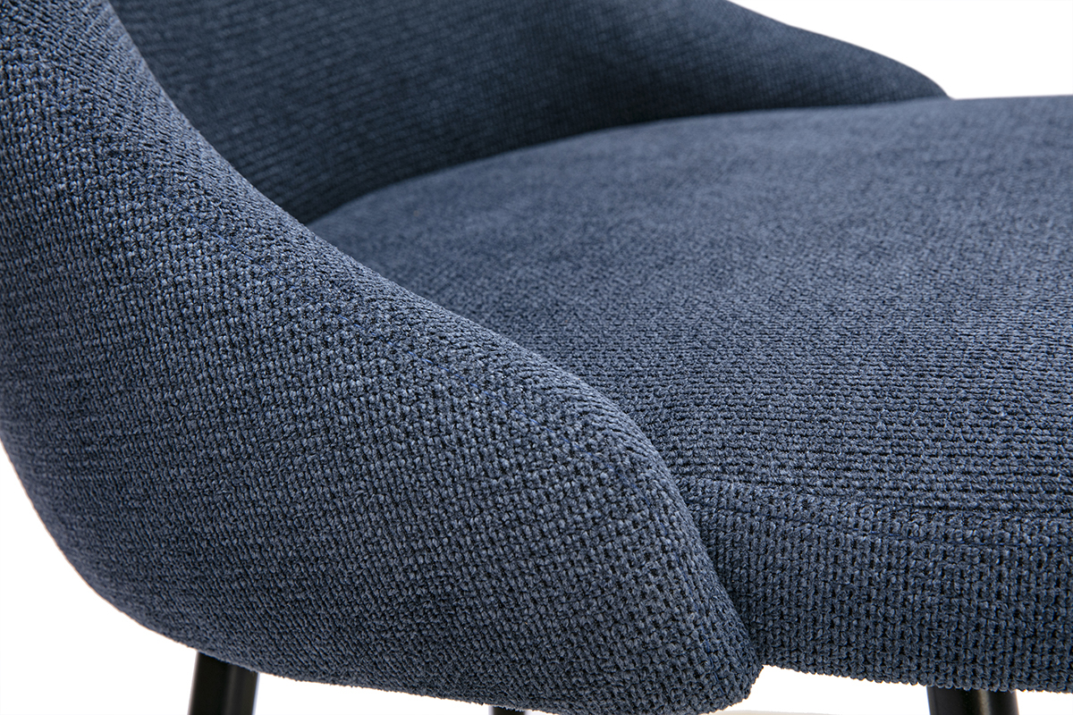 D�tail des chaises HASTA en tissu chenille bleu fonc� avec pi�tement en m�tal noir.
