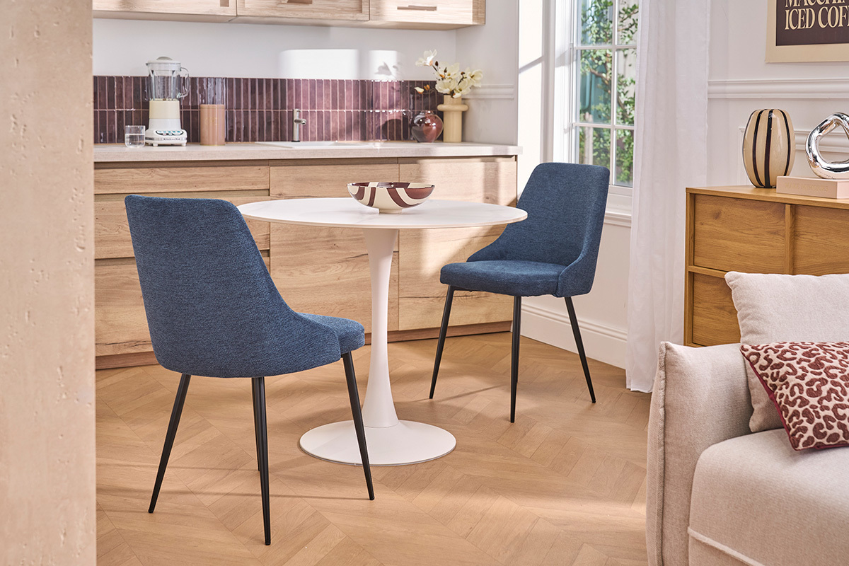 Chaises en tissu chenille bleu fonc� et m�tal noir (lot de 2) HASTA