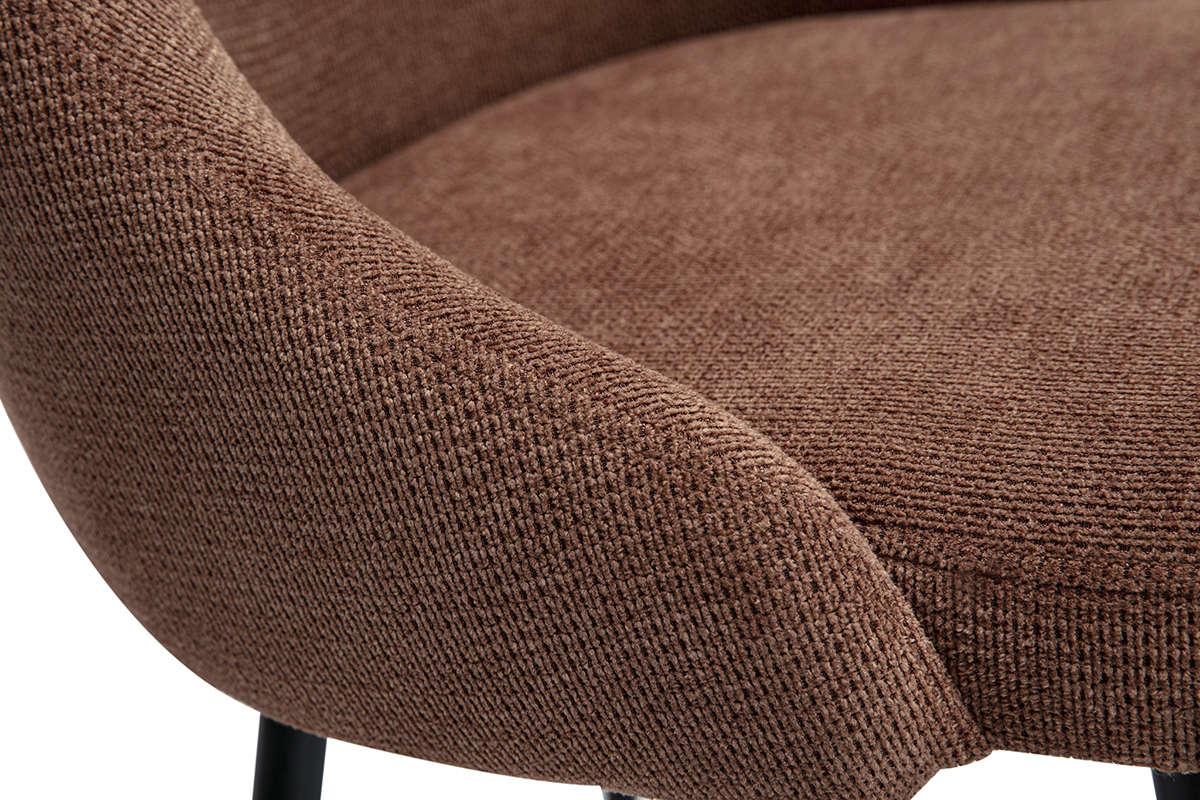 Gros plan sur une chaise en tissu textur terre brle effet velours, avec pitement en mtal noir.