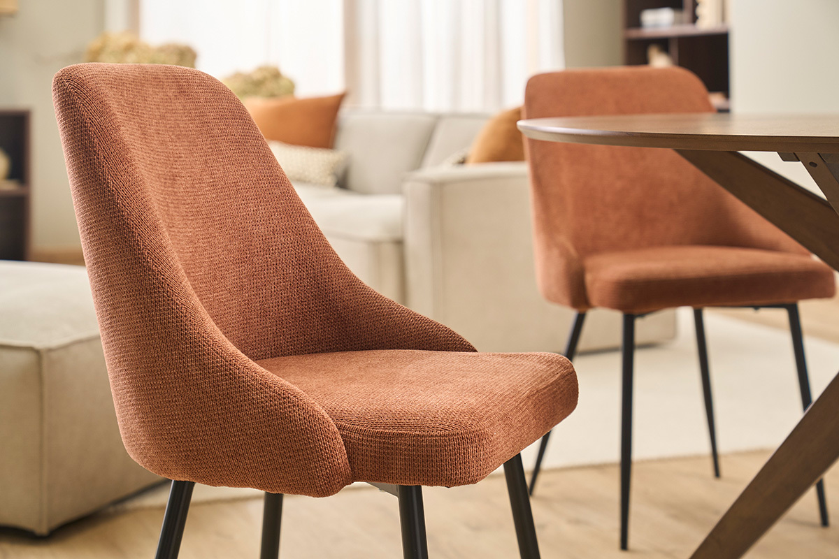 Chaises en tissu chenille terre br�l�e et m�tal noir au salon, vue de c�t�.