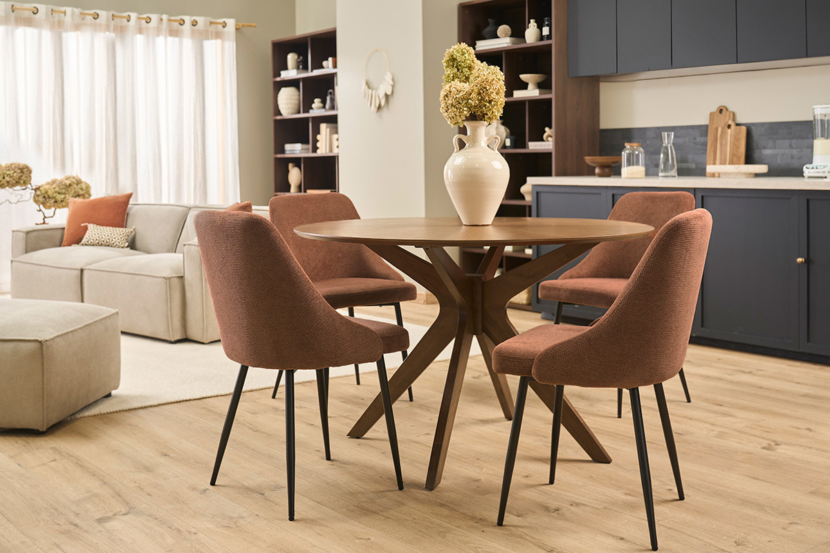 Chaises en tissu chenille terre br�l�e autour d'une table en bois, d�cor moderne.