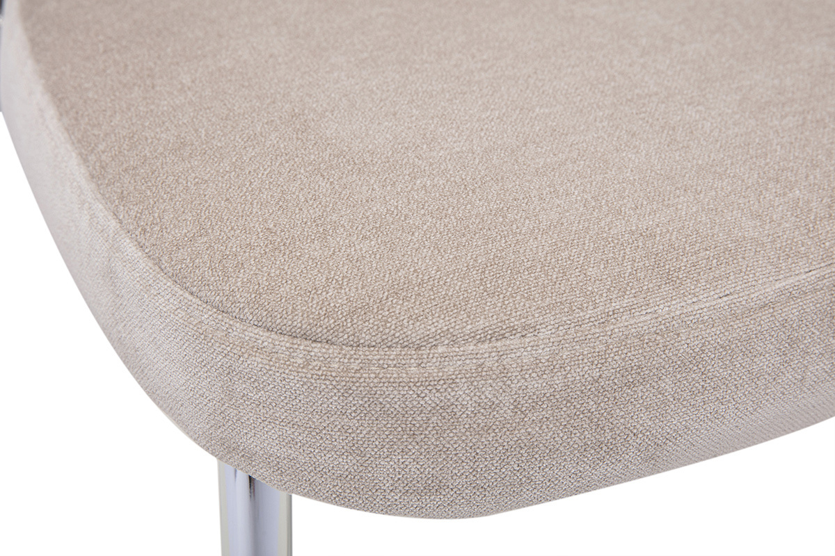 Gros plan sur l'assise en tissu effet velours taupe et pi�tement en m�tal chrom� de la chaise BREKA.