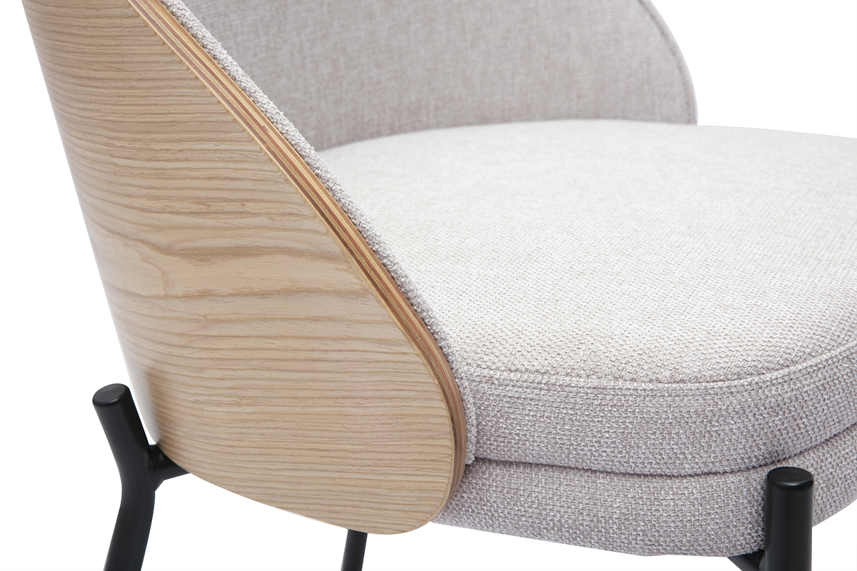 Zoom sur une chaise beige en tissu effet velours avec dossier en bois clair et pieds m�tal noir.