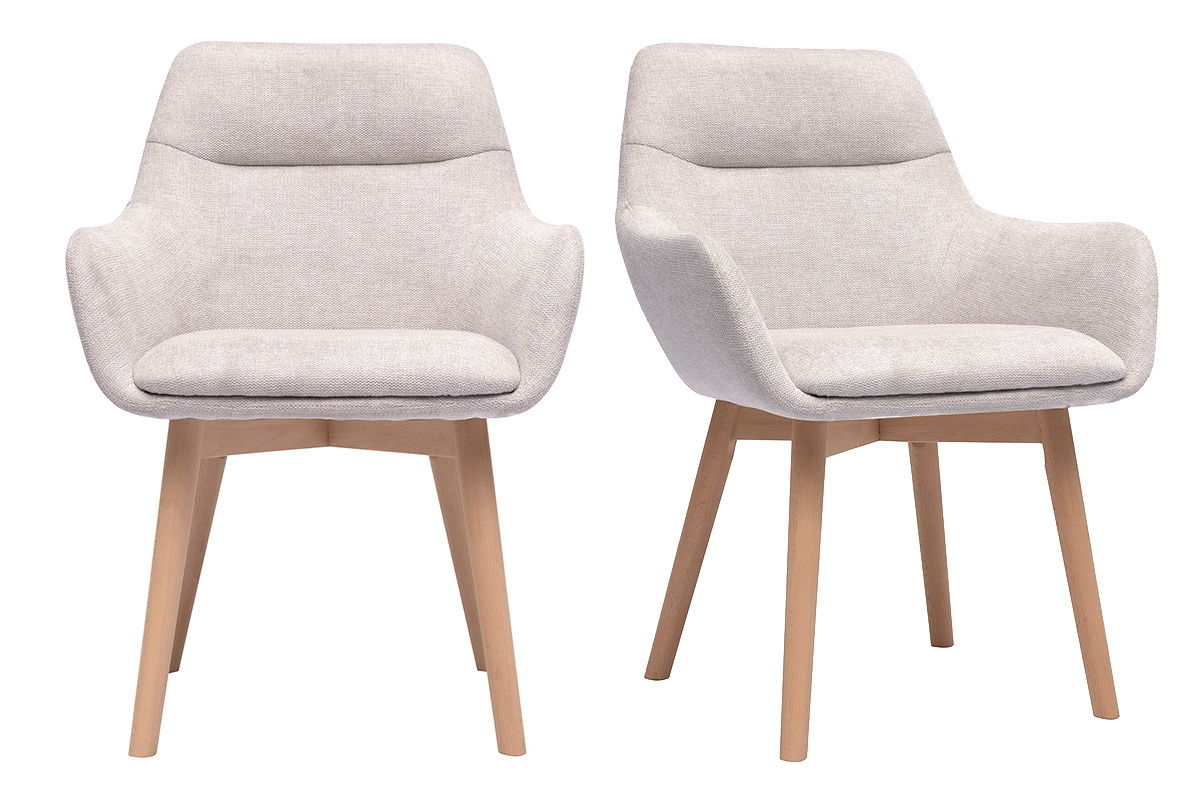 Deux chaises ALESS en tissu beige effet velours avec pieds en bois clair, vue de trois quarts avant.
