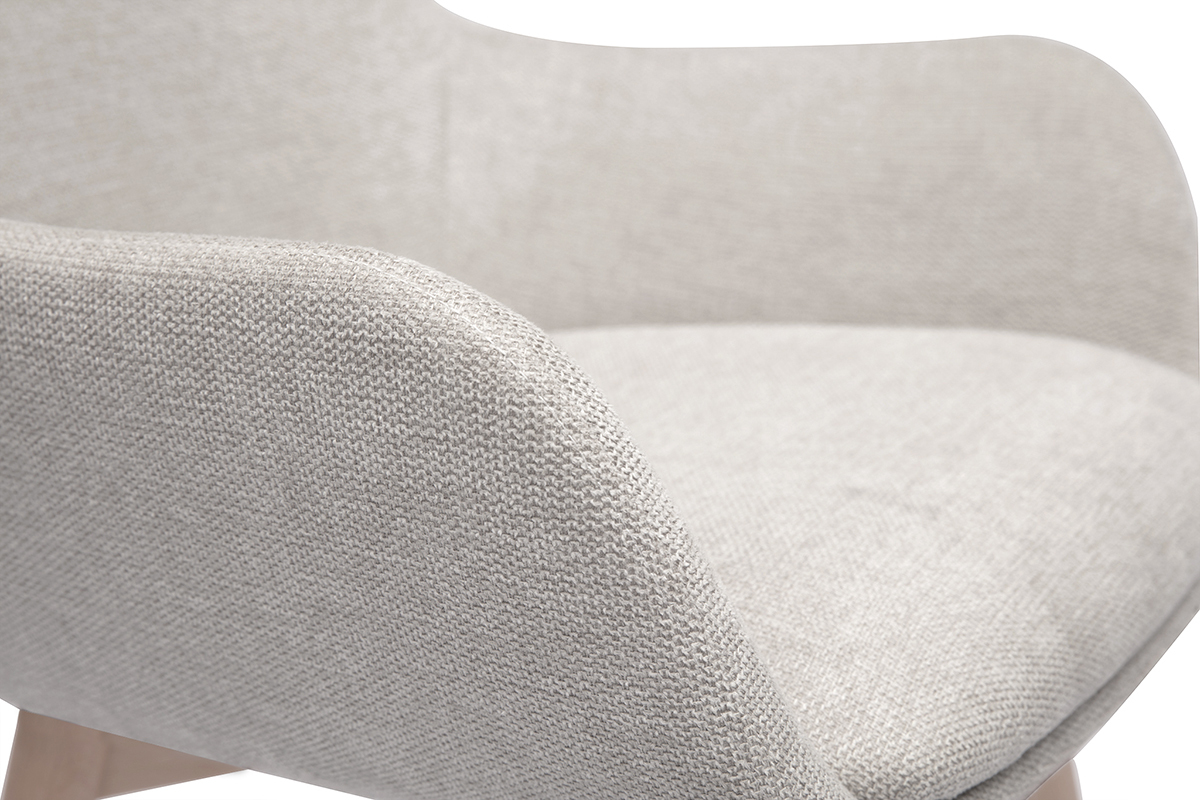 Zoom sur accoudoir et assise en tissu effet velours textur beige de la chaise ALESS.