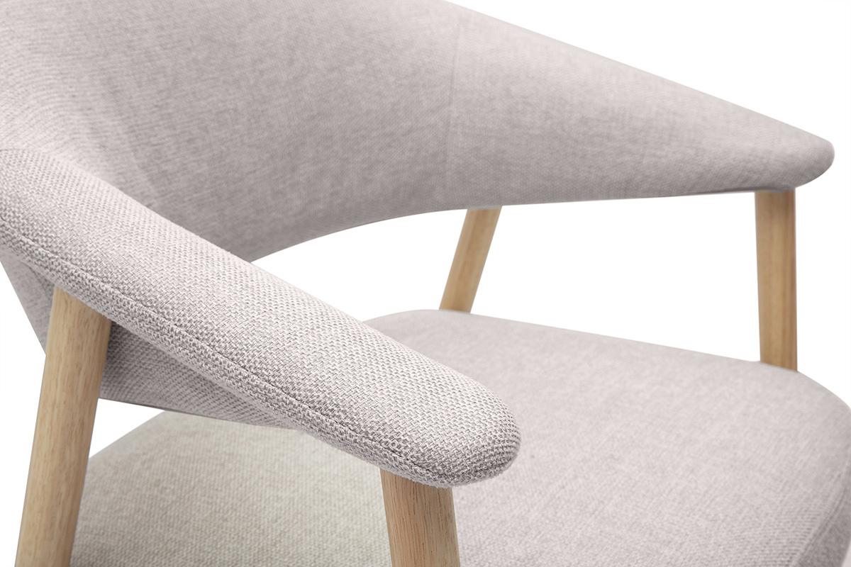 Chaise en tissu effet velours textur� beige avec accoudoirs en bois clair, vue rapproch�e.