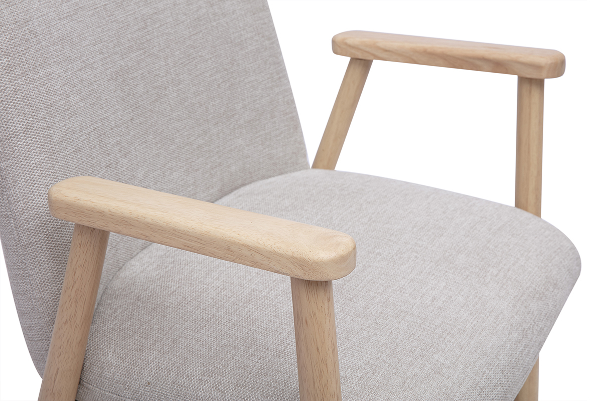 D�tail d'une chaise en tissu beige avec accoudoirs en bois clair, vue de pr�s
