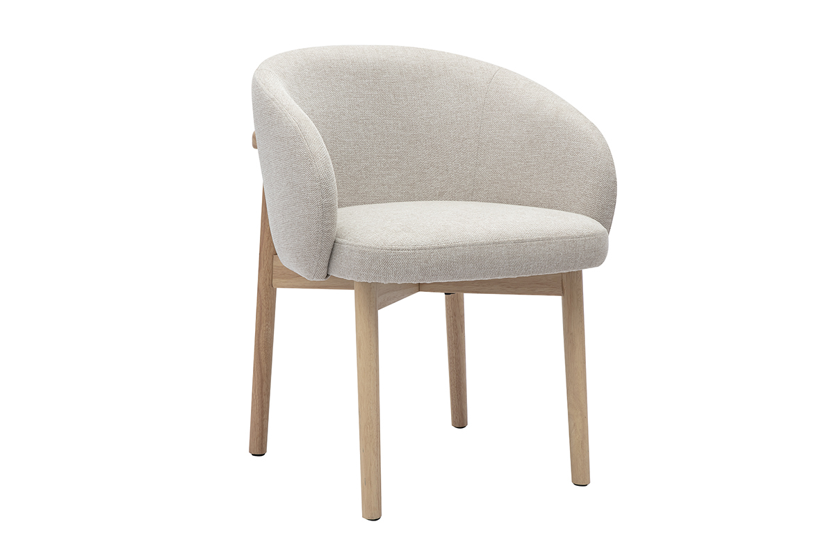 Chaise TORVI en tissu beige effet velours et bois clair, vue de trois quarts