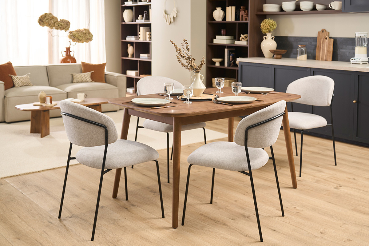 Chaises BENTA en tissu beige et m�tal noir autour d'une table � manger en bois.