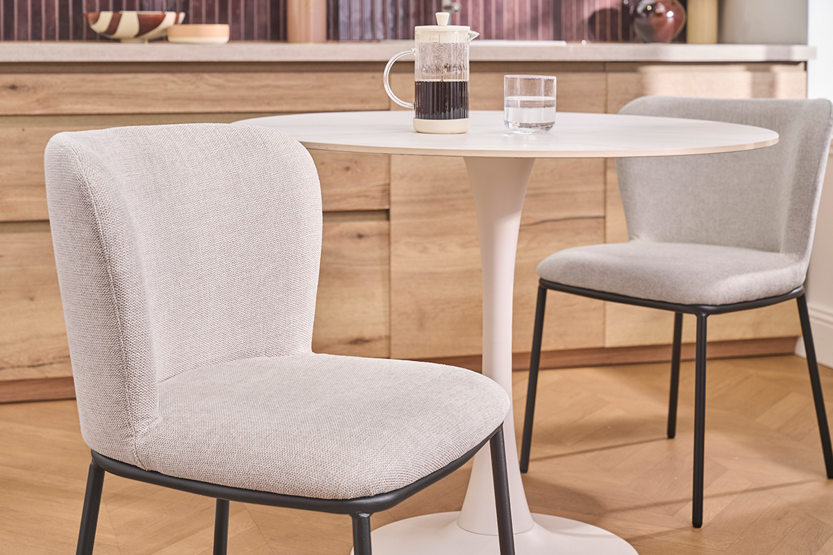 Chaises en tissu effet velours textur� beige et m�tal noir (lot de 2) LISOR