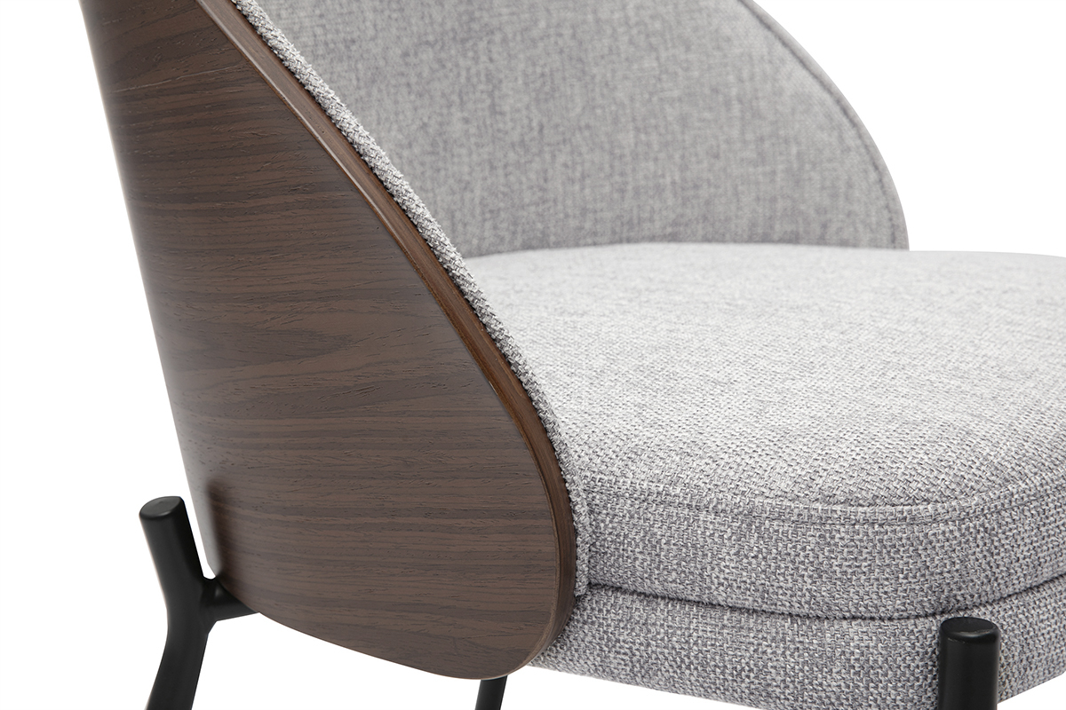 D�tail d'une chaise avec rev�tement gris textur�, bois fonc� et pieds en m�tal noir.