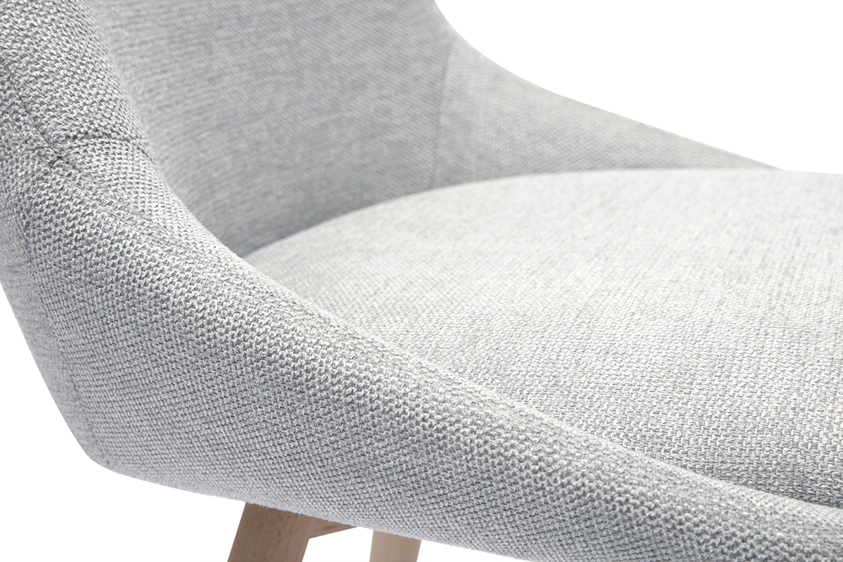 Dtail d'une chaise gris clair en tissu effet velours textur avec pieds en bois clair.