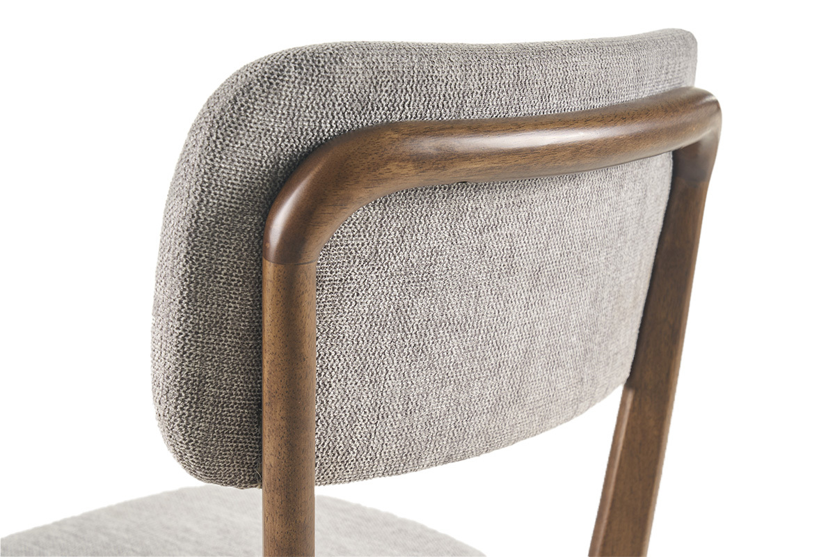 Dossier de chaise en tissu gris effet velours, structure en bois fonc� vue de dos.