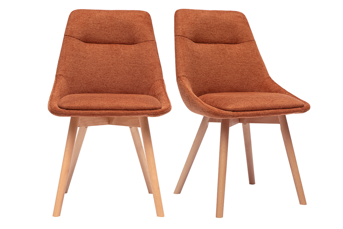 Deux chaises en tissu effet velours terre brle et pieds en bois clair, vue de face.