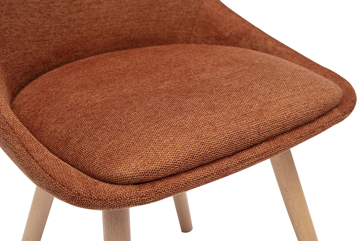 Chaises en tissu terre brle effet velours et pieds en bois clair, vue rapproche du coussin.