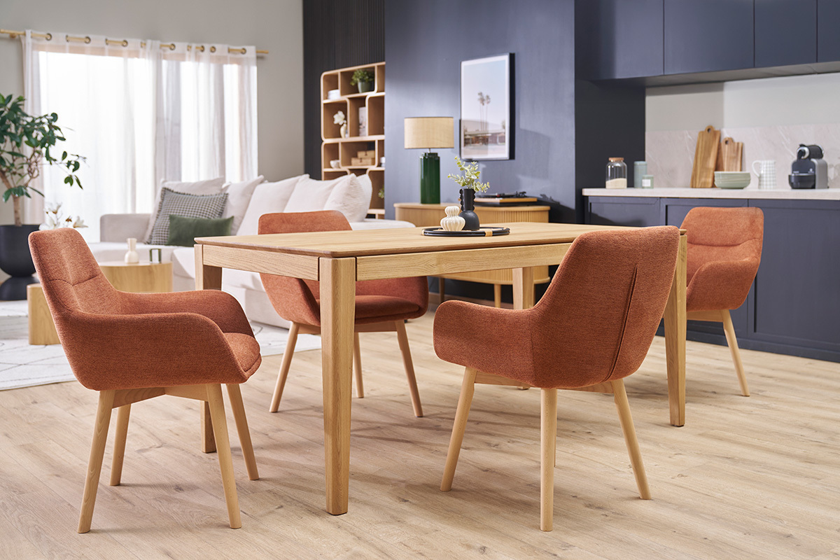 Chaises ALESS en tissu terre brle et bois clair autour d'une table en bois dans un salon.