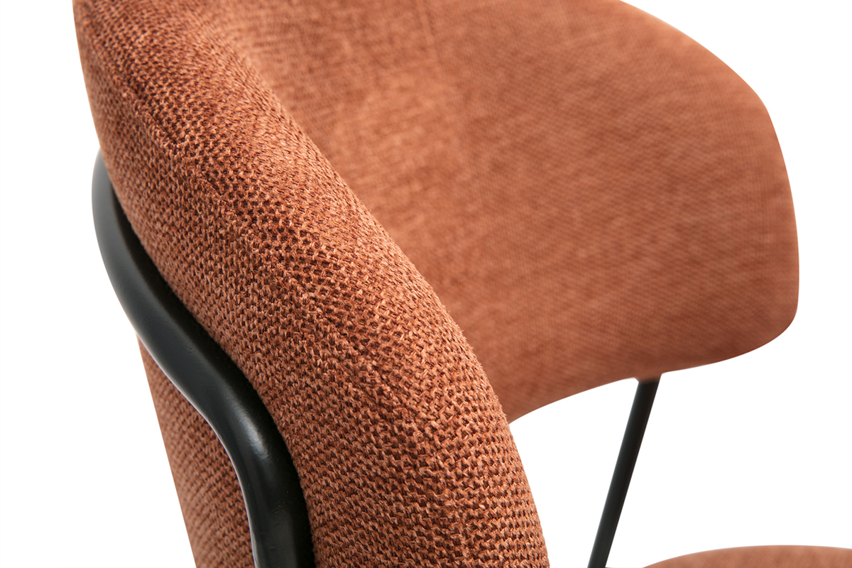 Gros plan sur la texture velours d'une chaise avec pitement en mtal noir.