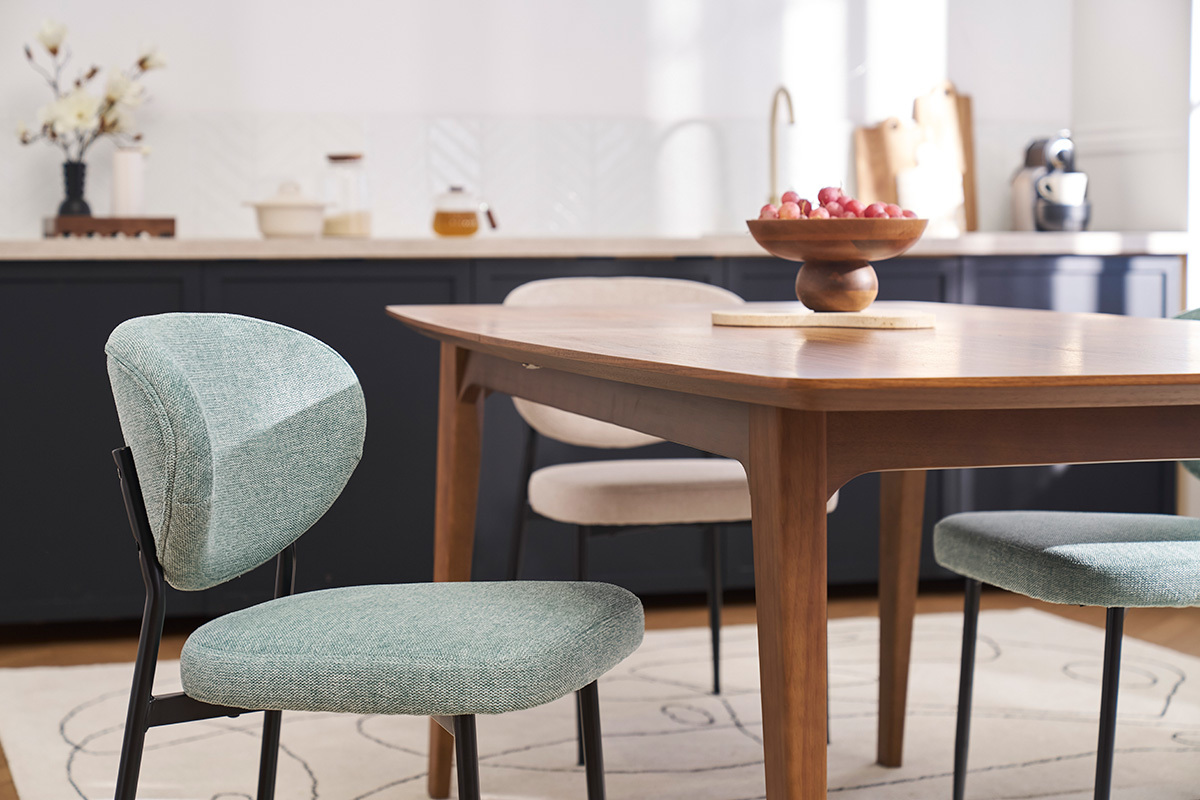 Chaises en tissu effet velours textur vert cladon et mtal noir (lot de 2) BREKA