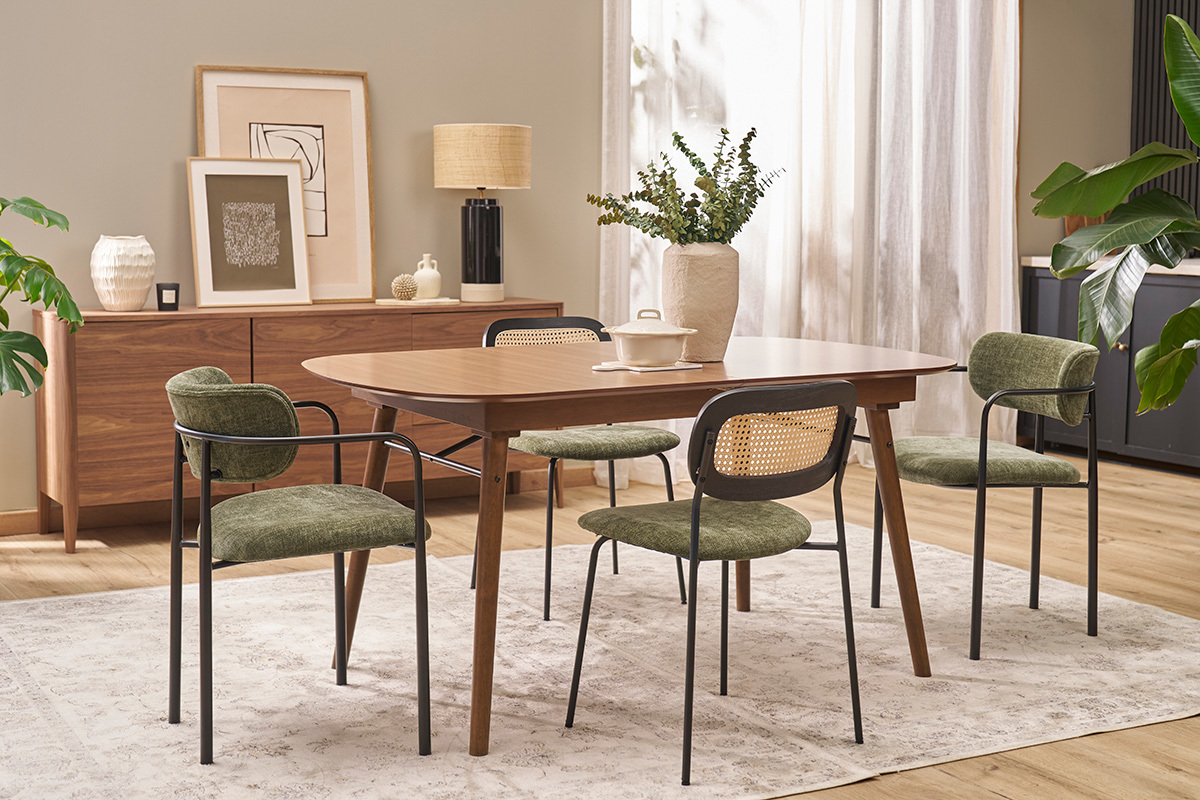 Chaises velours vert kaki et mtal noir autour d'une table en bois.