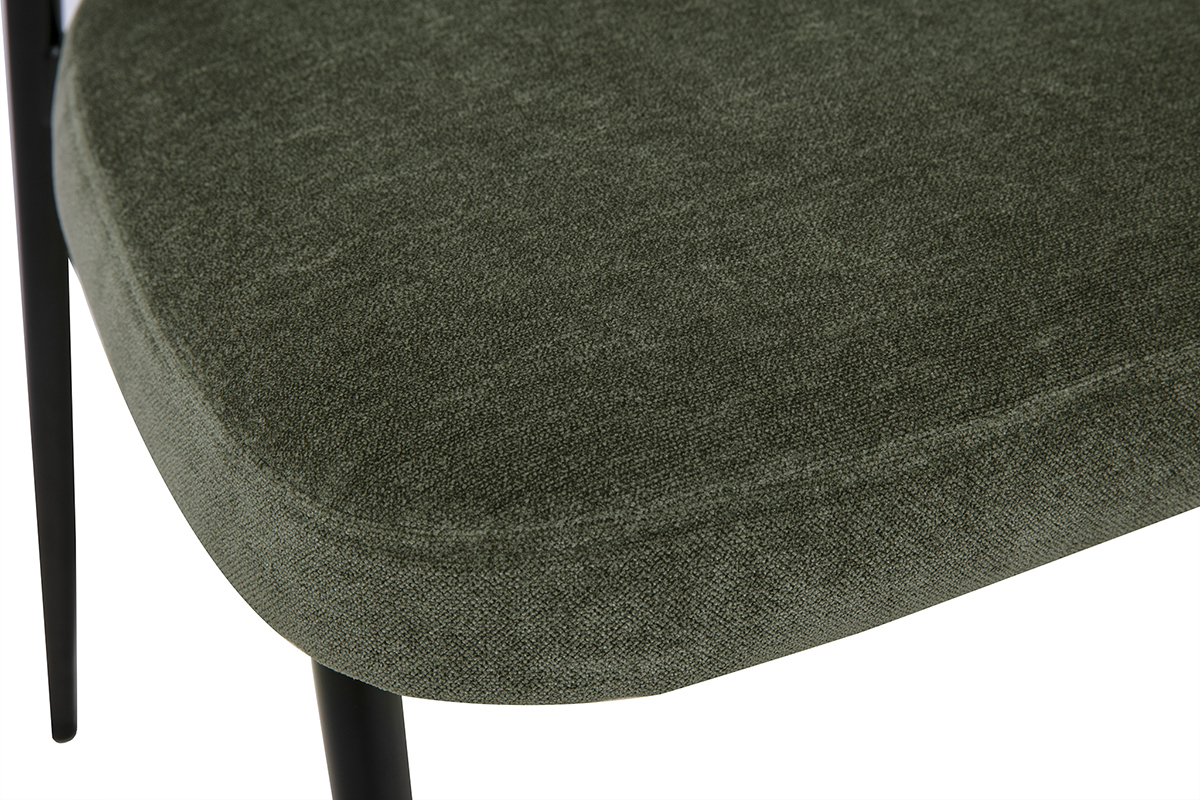 D�tail du rembourrage de la chaise BREKA en tissu effet velours vert kaki, vue de pr�s.
