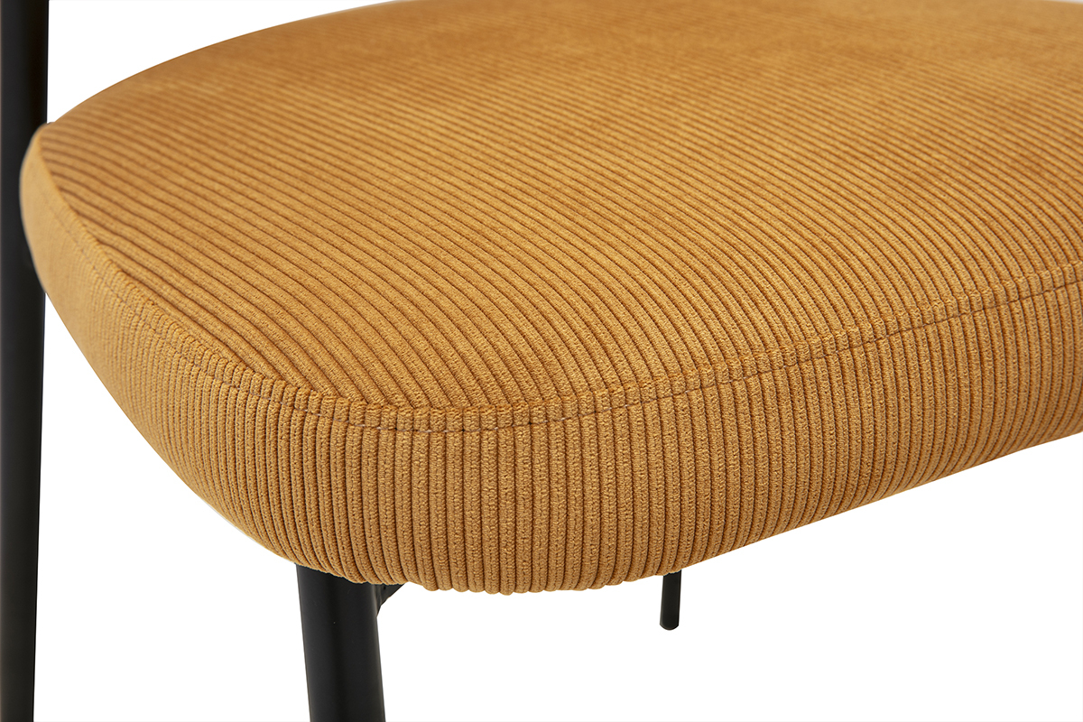 Zoom sur l'assise en velours c�tel� jaune curry de la chaise BREKA avec pi�tement noir.