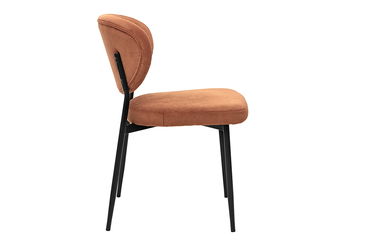 Chaise en velours ctel terre brle avec pieds en mtal noir, vue de profil.