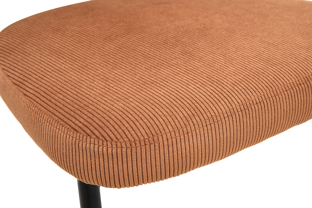 Gros plan sur l'assise en velours ctel terre brle chaise BREKA.