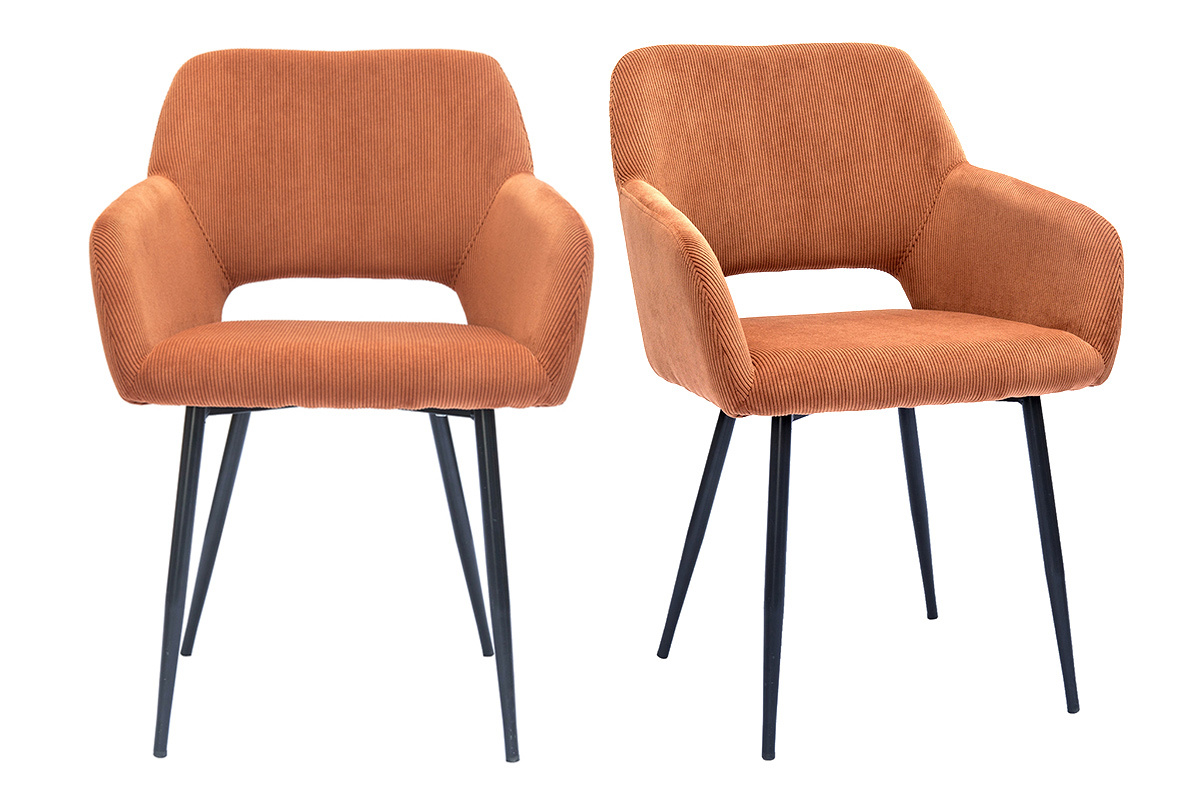 Deux chaises en velours ctel terre brle avec pieds en mtal noir, vue de face.