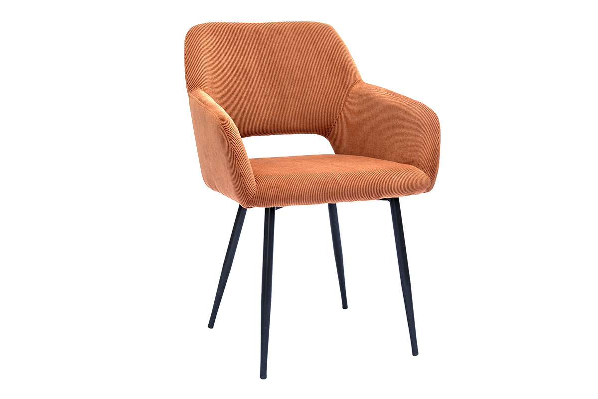 Chaise en velours ctel terre brle avec pieds en mtal noir, vue de 3/4.