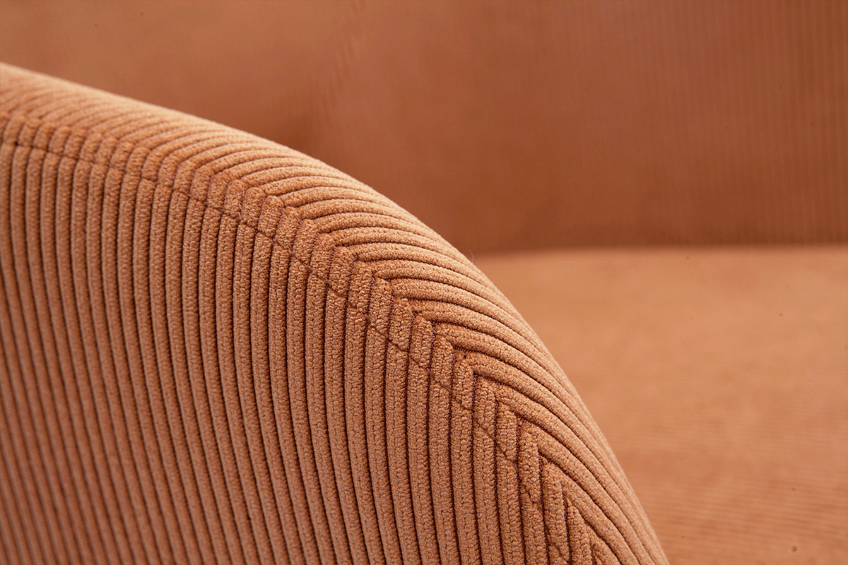 Gros plan sur tissu velours ctel terre brle d'une chaise.