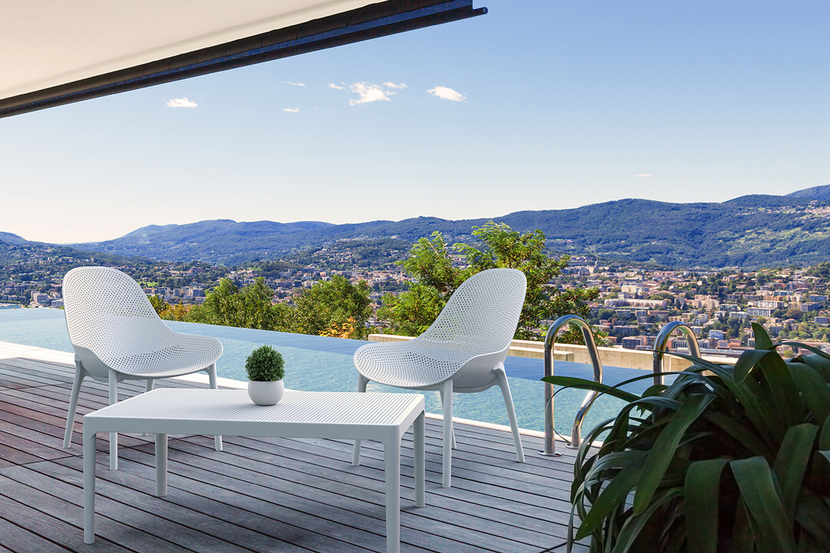 Chaises lounge empilables blanches int�rieur / ext�rieur (lot de 4) OSKOL