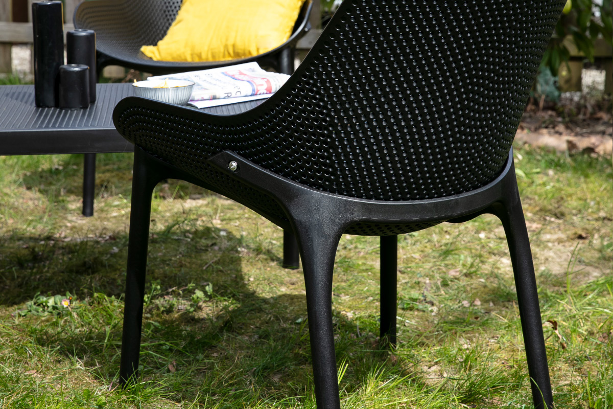 Chaises lounge empilables noires intrieur / extrieur (lot de 4) OSKOL