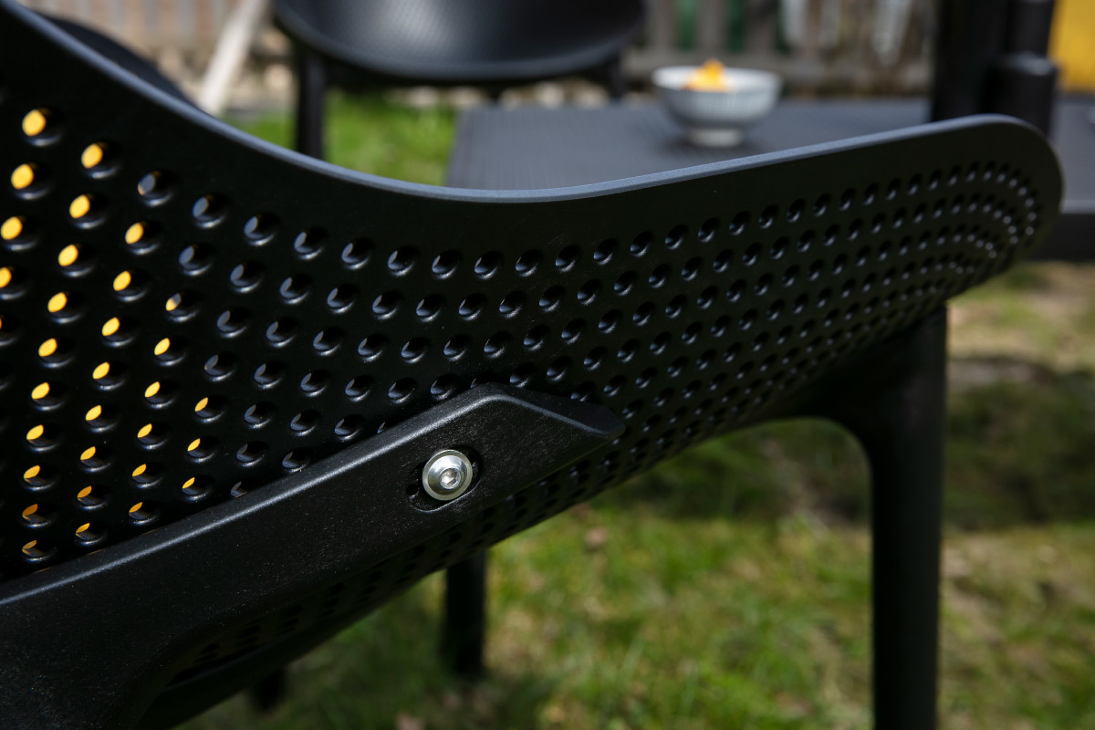 Chaises lounge empilables noires intrieur / extrieur (lot de 4) OSKOL