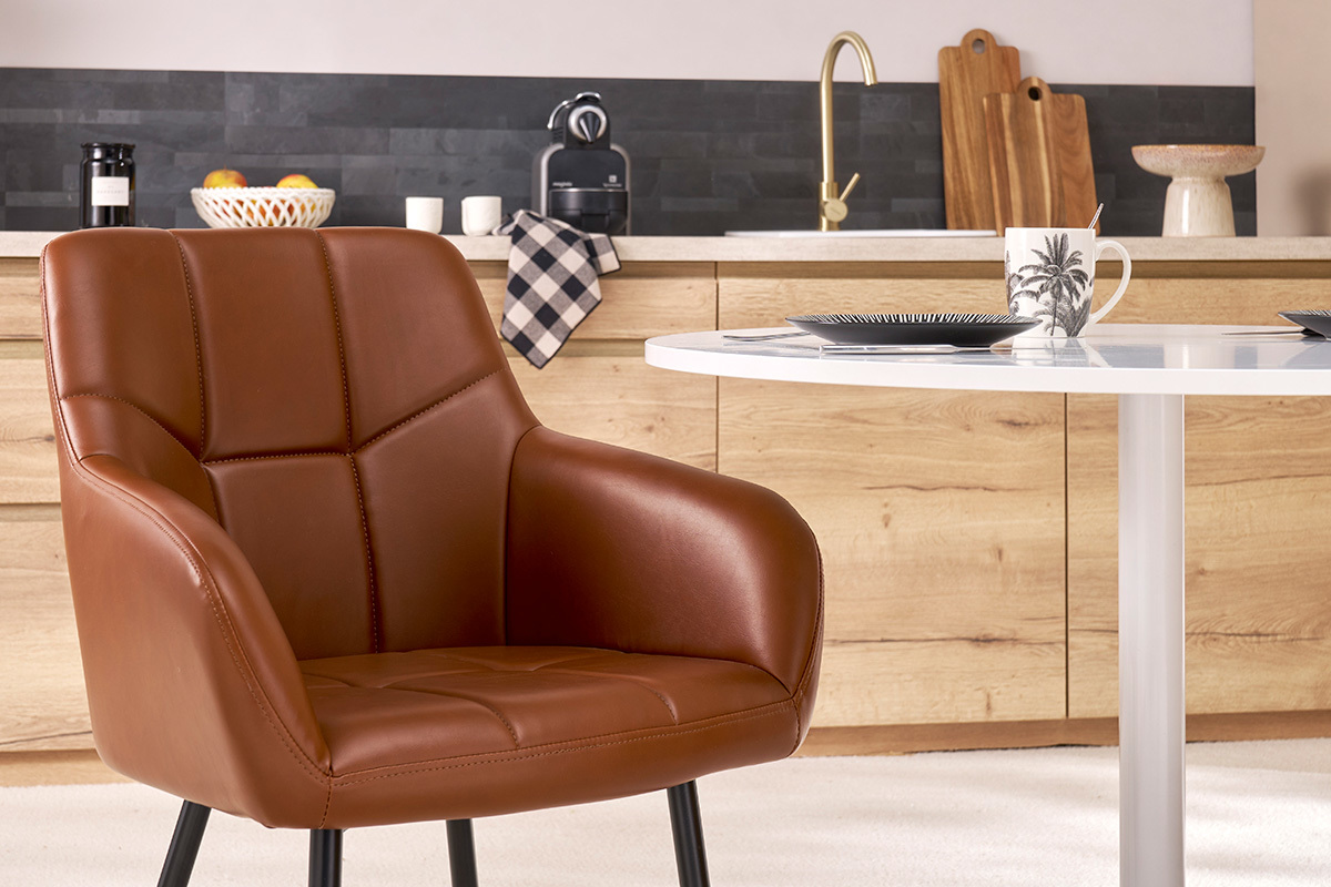 Chaise matelasse marron MONTERO en face d'une table ronde blanche.