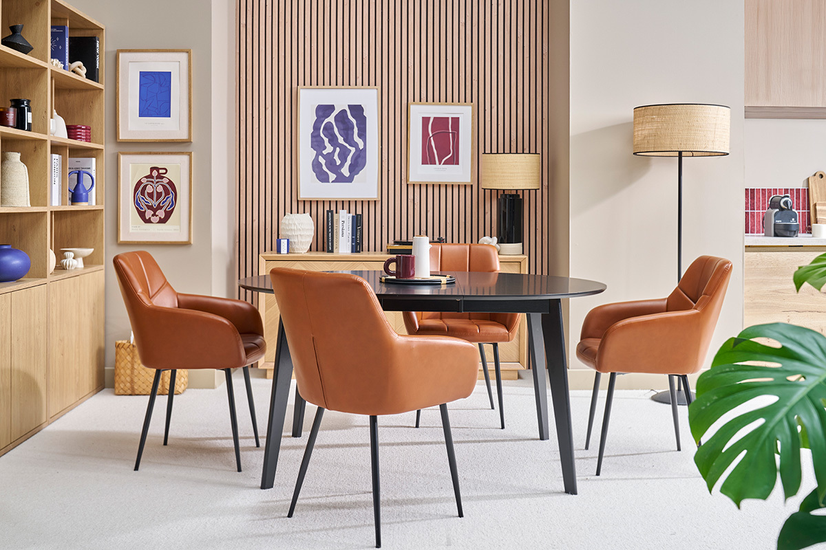 Salle  manger avec chaises matelasses marron MONTERO et table noire, vue d'ensemble.