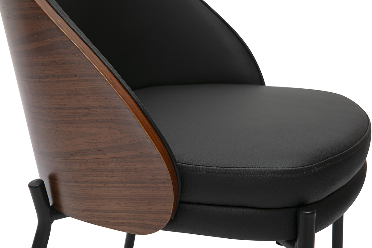 D�tail d'une chaise en bois fonc� et m�tal avec assise noire, vue de profil.