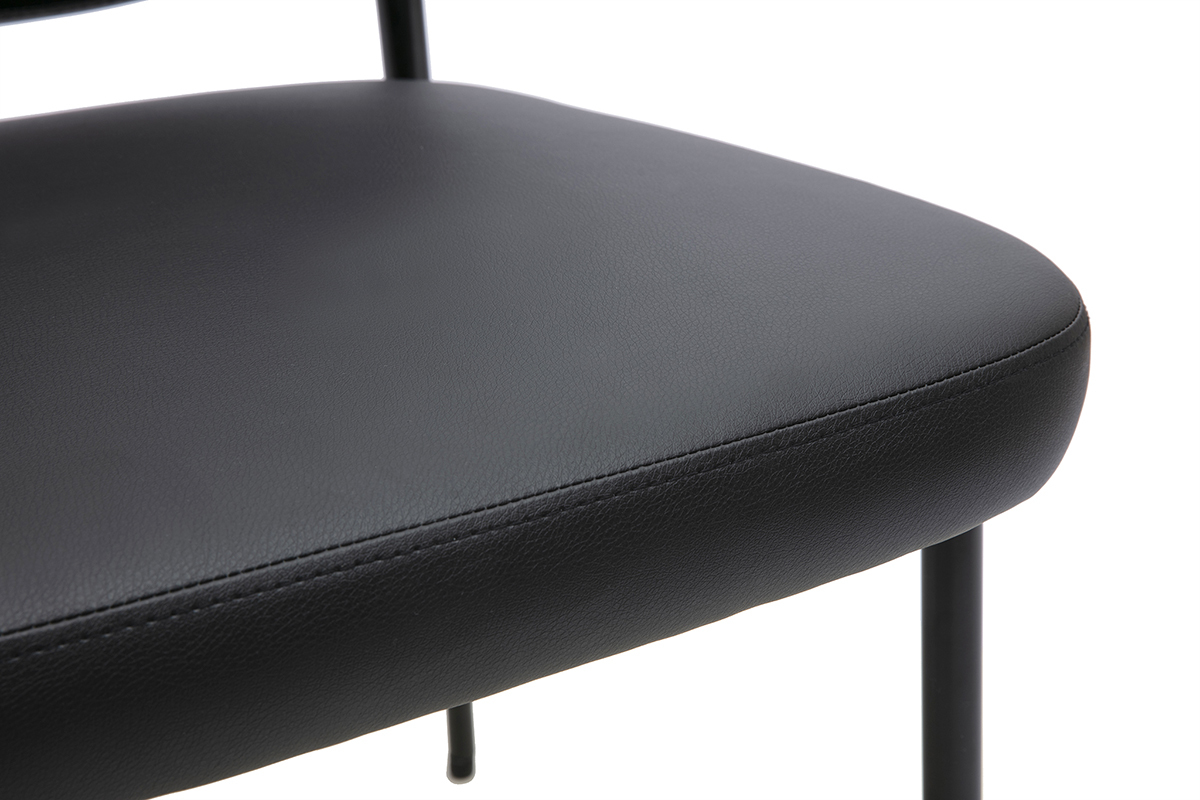 Gros plan sur l'assise noire en polyur�thane d'une chaise BREKA avec pieds en m�tal.